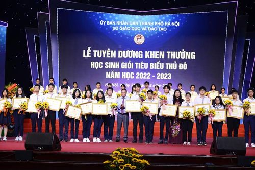 Phó Bí thư Thành ủy Hà Nội Nguyễn Văn Phong và Chủ tịch Ủy ban Mặt trận Tổ quốc Việt Nam thành phố Hà Nội Nguyễn Lan Hương trao Bằng khen của Bộ Giáo dục và Đào tạo cho các học sinh đạt giải Nhì kỳ thi học sinh giỏi các môn văn hóa cấp quốc gia.