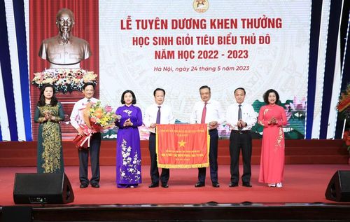 Phó Bí thư Thường trực Thành ủy Hà Nội Nguyễn Thị Tuyến, Chủ tịch UBND thành phố Hà Nội Trần Sỹ Thanh trao Cờ Đơn vị xuất sắc phong trào thi đua tặng Sở Giáo dục và Đào tạo Hà Nội.