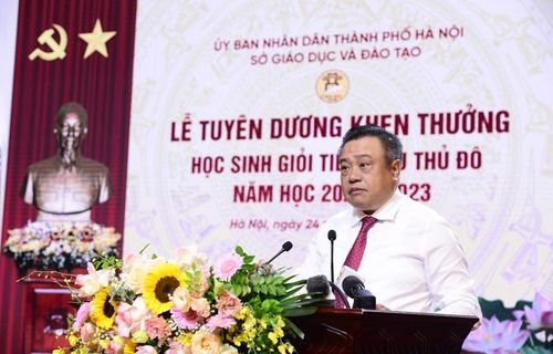 Chủ tịch UBND thành phố Hà Nội Trần Sỹ Thanh phát biểu tại buổi lễ.