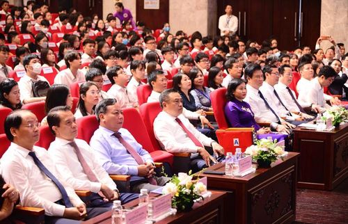 Các đồng chí lãnh đạo Trung ương, thành phố Hà Nội dự buổi lễ.