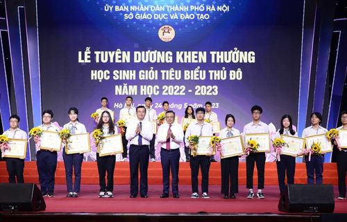 Chủ tịch UBND thành phố Hà Nội Trần Sỹ Thanh và Thứ trưởng Bộ Giáo dục và Đào tạo Nguyễn Văn Phúc trao Bằng khen của Bộ Giáo dục và Đào tạo cho các học sinh đạt giải Nhất kỳ thi học sinh giỏi các môn văn hóa cấp quốc gia.