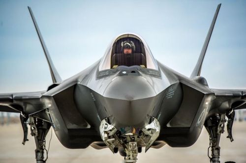 Vào thời điểm đó, ROKAF thông báo rằng, chiếc F-35A đã va chạm với một con chim đại bàng nặng 10 kg. Con chim được cho là đã va vào cửa hút gió bên trái của máy bay, xuyên thủng vách ngăn vào khoang vũ khí, làm hỏng ống dẫn thủy lực và dây cáp cấp điện. Ảnh: F-35.