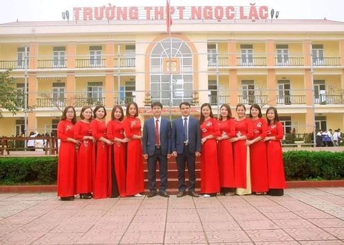 Tổ Ngữ văn cùng 2 thầy giáo trong Ban giám hiệu Trường THPT Ngọc Lặc. Ảnh: NTCC.