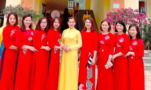 Các giáo viên Tổ Ngữ văn Trường THPT Ngọc Lặc đã giúp gần 40 học trò giành điểm 9 trở lên đối với môn Văn trong kỳ thi tốt nghiệp THPT năm 2022. Ảnh: NVCC.