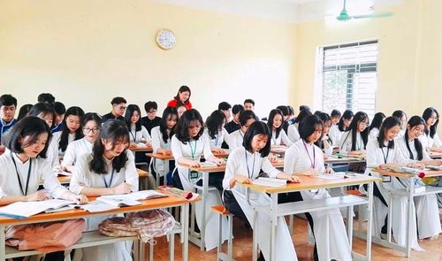 Học sinh lớp 12 Trường THP Ngọc Lặc trong giờ ôn tập môn Ngữ Văn. Ảnh: NTCC.