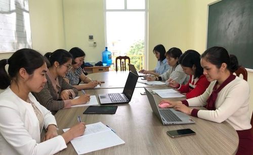 Các giáo viên trong tổ chuyên môn Vật lý phân tích ma trận đề thi để hướng dẫn ôn tập cho HS.