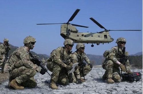 Binh sỹ Mỹ chờ lên máy bay trực thăng CH-47 Chinook trong cuộc tập trận quân sự chung với Hàn Quốc ở Pocheon hồi đầu tháng Ba. (Ảnh: AP)
