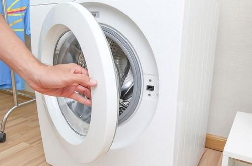Giặt xong nên mở nắp máy giặt một thời gian rồi đóng lại.