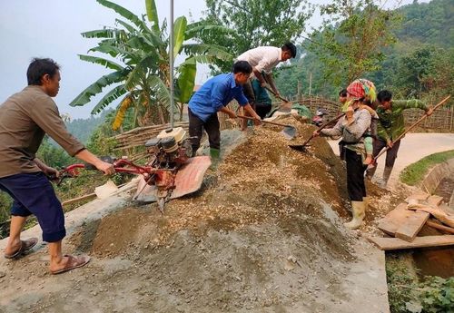 Sự đồng lòng của chính quyền và người dân, đã có thêm những con đường trong bản được bê tông hóa.