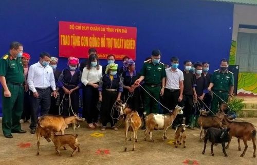Những tấm lòng vàng hướng về bà con dân tộc Mông để hỗ trợ thoát nghèo bền vững.