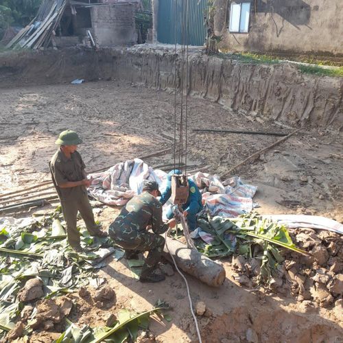 Lực lượng chức năng đang di dời quả bom đến nơi hủy nổ an toàn
