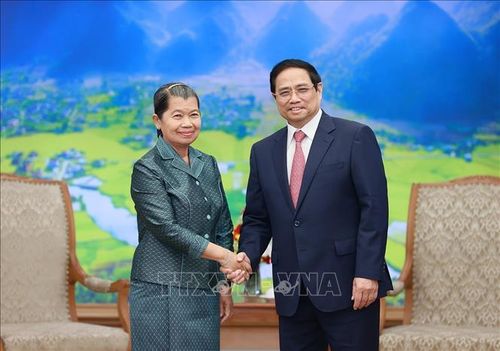 Thủ tướng Phạm Minh Chính tiếp Phó Thủ tướng, Bộ trưởng Bộ Quan hệ với Quốc hội-Thượng viện và Thanh tra Campuchia Men Sam An. Ảnh: Dương Giang/TTXVN