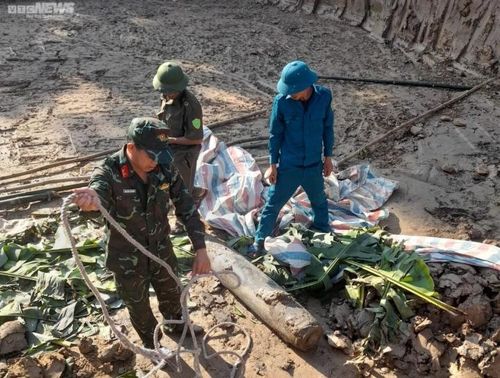 Lực lượng chức năng tiến hành đào quả bom xuyên phá. (Ảnh: T.T)