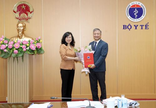 Bộ trưởng Bộ Y tế trao quyết định bổ nhiệm và chúc mừng ông Nguyễn Minh Lợi
