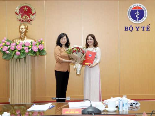 Bộ trưởng Bộ Y tế Đào Hồng Lan trao quyết định điều động, bổ nhiệm và chúc mừng bà Trần Thị Trang.