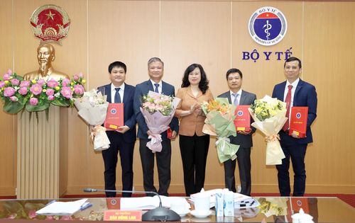 Bộ trưởng Bộ Y tế Đào Hồng Lan chúc mừng các đồng chí lãnh đạo Cục Cơ sở hạ tầng và Thiết bị y tế.