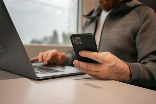 Lưu ý các cách thức đề phòng lừa đảo du lịch trực tuyến. Ảnh: Anastasia Nelen/Unsplash