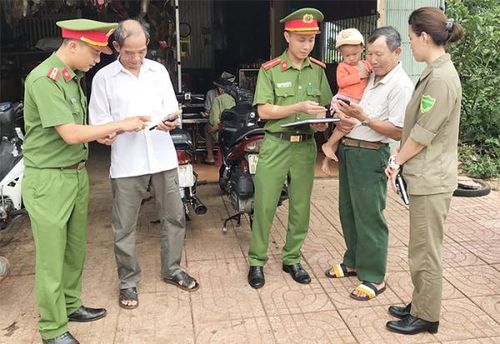Lực lượng Công an tỉnh Đắk Nông hướng dẫn người dân sử dụng ứng dụng điện tử trên điện thoại di động kết hợp phổ biến, tuyên truyền pháp luật đến người dân trên địa bàn.