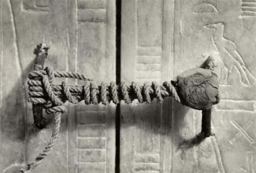 Con dấu lăng mộ Tutankhamen. Một trong những ngôi mộ pharaoh Ai Cập nổi tiếng nhất chắc chắn là lăng mộ của Tutankhamen, được mở cửa vào ngày 17/2/1923. Các nhà khoa học ước tính ngôi mộ vẫn còn nguyên vẹn trong 3.245 năm trước khi con dấu trên cửa bị phá vỡ.