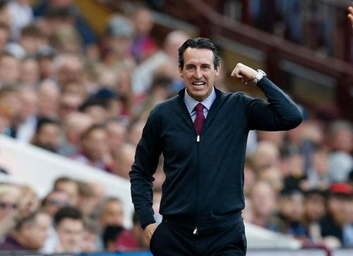  Aston Villa khi chưa bổ nhiệm Emery đang đứng thứ 17, có nguy cơ xuống hạng. Chỉ trong vài tháng, cựu HLV Arsenal đã giúp đội bóng này hồi sinh mạnh mẽ và kết thúc mùa giải ở vị trí thứ 7, đồng nghĩa với vé dự vòng sơ loại Europa Conference League. Tấm vé này vốn dành cho nhà vô địch Carabao Cup, Man United. Tuy nhiên, MU đã có vé dự Champions League, nên suất dự giải hạng ba châu Âu nhường lại cho đội đứng thứ 7. 