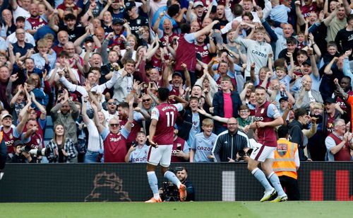  Đến phút 26, khán đài Villa Park vỡ òa cảm xúc khi Ollie Watkins nhân đôi cách biệt từ đường kiến tạo bên cánh trái của Jacob Ramsey. 