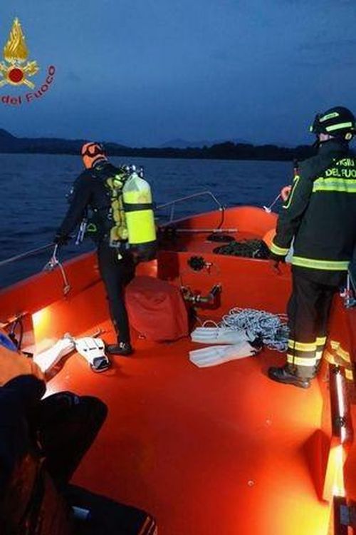 Các thợ lặn làm việc suốt đêm để tìm thi thể của những hành khách mất tích. Ảnh: VIGILI DEL FUOCO HANDOUT.