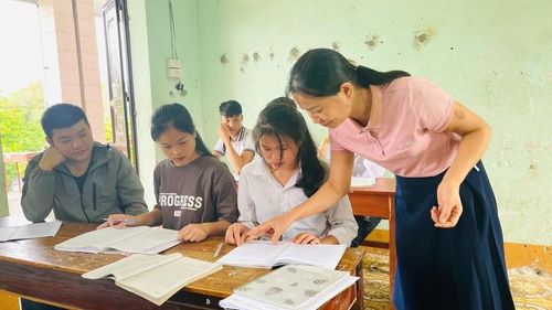 Giáo viên và học sinh Trường THPT Vị Xuyên (Hà Giang) ôn thi tốt nghiệp THPT 2023.