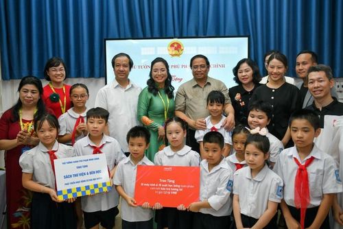 Thủ tướng trao quà cho Trường phổ thông dân lập Hermann Gmeiner - Hà Nội.