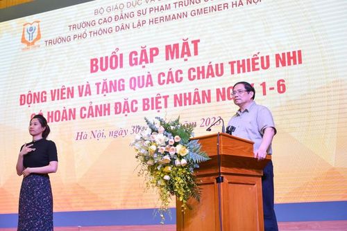 Thủ tướng Phạm Minh Chính phát biểu tại buổi gặp mặt động viên, tặng quà học sinh có hoàn cảnh đặc biệt khó khăn tại Trung tâm hỗ trợ phát triển giáo dục hòa nhập thuộc Trường CĐ sư phạm Trung ương.