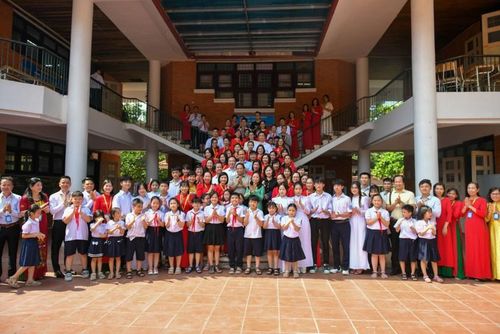 Thủ tướng Phạm Minh Chính, Bộ trưởng Bộ GD&ĐT Nguyễn Kim Sơn và đoàn công tác chụp ảnh lưu niệm tại Trường phổ thông dân lập Hermann Gmeiner - Hà Nội.