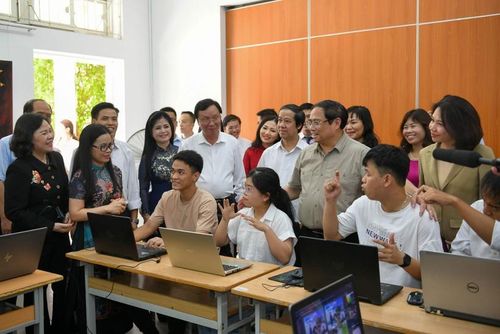 Thủ tướng Phạm Minh Chính, Bộ trưởng Bộ GD&ĐT Nguyễn Kim Sơn và đoàn công tác thăm Trung tâm hỗ trợ phát triển giáo dục hòa nhập thuộc Trường CĐ sư phạm Trung ương.