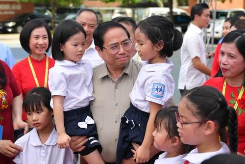 Thủ tướng thăm hỏi, động viên học sinh Trường phổ thông dân lập Hermann Gmeiner - Hà Nội.