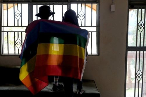 Một cặp đôi đồng tính người Uganda cùng tạo dáng chụp ảnh với "lá cờ tự hào" của người đồng tính.