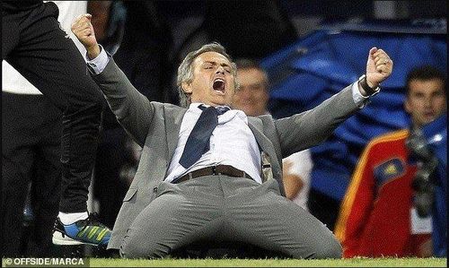 Có lối đá tiêu cực, nhưng Jose Mourinho lại rất “nhiệt” trong cách ăn mừng của ông. (Nguồn: Daily Mail).