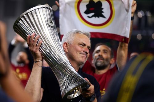 Jose Mourinho bật khóc sau khi cùng AS Roma đăng quang Europa Conference League. (Nguồn: VOV).