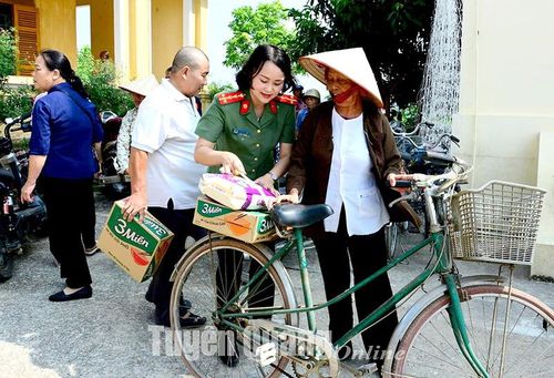 Đại úy Nguyễn Vy Linh hỗ trợ người dân đến nhận quà tại một chương trình từ thiện vì người nghèo và gia đình chính sách do Công an tỉnh tổ chức.