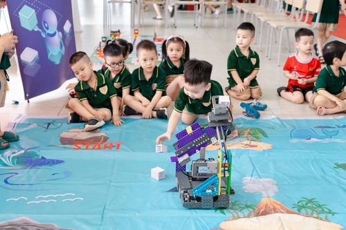 Học sinh tham gia trải nghiệm tại Iris Steam Fair 2023.