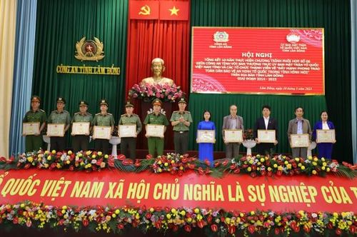 Các tập thể, cá nhân xuất sắc được Giám đốc Công an tỉnh tặng giấy khen.