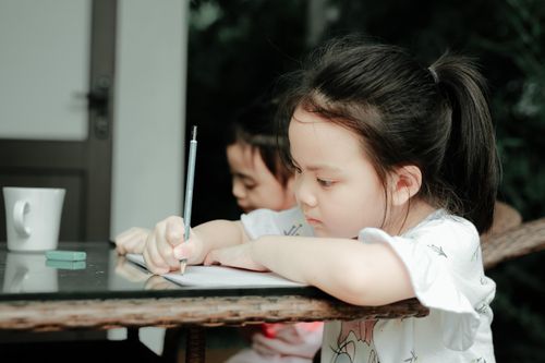 Nhiều phụ huynh đăng ký cho con học thêm hè ngay khi kỳ nghỉ vừa bắt đầu. Ảnh minh họa: Pexels.