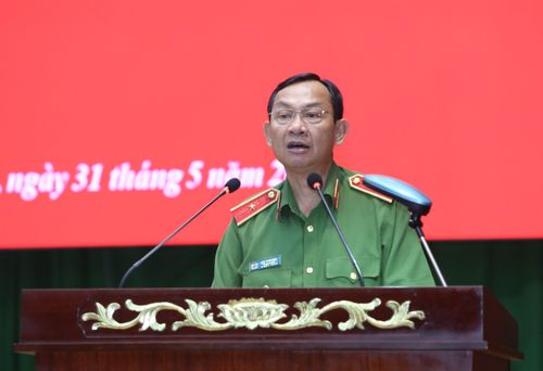 Thiếu tướng Đinh Thanh Nhàn thông tin tại hội nghị. Ảnh: Ngô Tùng.
