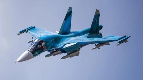 Nhưng đồng thời, Su-34 cũng dễ bị tổn thương. Nặng và lớn hơn máy bay chiến đấu đích thực, rõ ràng Su-34 không nhanh nhẹn bằng. Mặc dù có khả năng cơ động, nhưng vẫn là không đủ để vượt qua F-16 cơ động hơn, nếu chúng gặp nhau trên không.