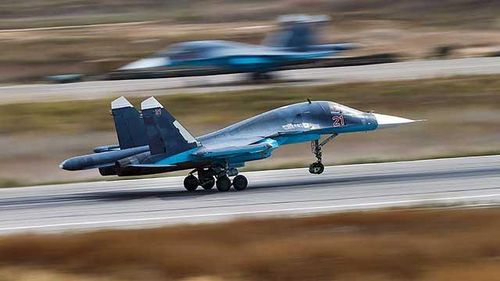 Trong khi đó, F-35 và F-15 có thể thực hiện vai trò ném bom, tấn công mặt đất nhưng ở mức độ thấp hơn Su-34, như chuyên gia Osborn viết, chúng bị "mắc kẹt" trong các nhiệm vụ riêng, thiếu tính linh hoạt.