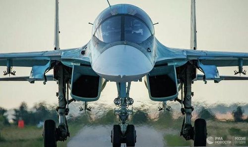 Su-34 Fullback đang bay theo cặp khi làm nhiệm vụ, mặc dù nó có thể thực hiện nhiều chức năng, nhưng vẫn không thể đối đầu những máy bay chiến đấu thuần túy. Vì vậy, thành công của Su-34 rõ ràng được ghi nhận ở vai trò ném bom nhiều hơn.