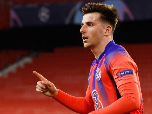 MU có thể thay thế suất "home-grown" (cầu thủ dạng cây nhà lá vườn) của Phil Jones bằng Mount. Ảnh: Reuters.