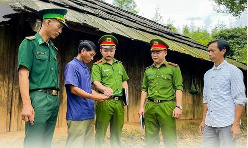 Công an xã Tri Lễ (Quế Phong) phối hợp Biên phòng Tri Lễ tuyên truyền về Đề án “Xã biên giới sạch về ma túy”. Ảnh tư liệu: Đức Vũ