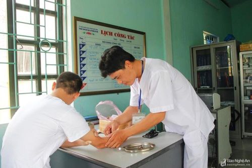 Tiêm thuốc cắt cơn giải độc cho người nghiện ma túy tổng hợp tại Trung tâm LĐXH TP. Vinh. Ảnh tư liệu: PV