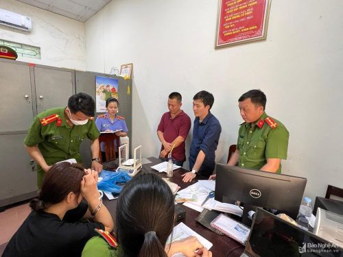 Lực lượng chức năng tiến hành mở niêm phong số lượng ma túy thu giữ. Ảnh tư liệu: Đức Vũ