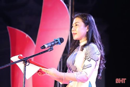 Cô Trần Thị Thủy Nga - Trưởng phòng GD&ĐT TP Hà Tĩnh trình bày diễn văn tại buổi lễ.
