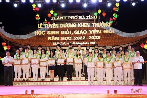 ... trao giấy khen cho 64 em đạt giải nhì trong các kỳ thi học sinh giỏi cấp tỉnh và các cuộc thi, hội thi cấp tỉnh.