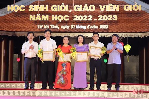 Bí thư Thành ủy Dương Tất Thắng và Chủ tịch UBND thành phố Nguyễn Trọng Hiếu trao thưởng cho 4 tập thể có thành tích cao trong công tác đào tạo, bồi dưỡng học sinh giỏi.